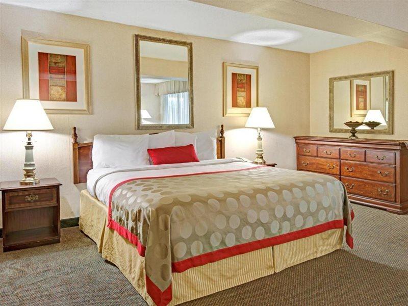 Ramada Overland Park Mission エクステリア 写真