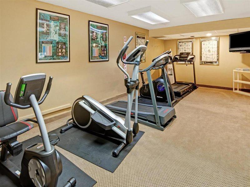 Ramada Overland Park Mission エクステリア 写真