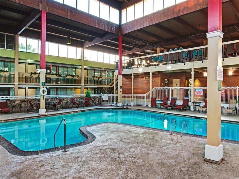 Ramada Overland Park Mission エクステリア 写真