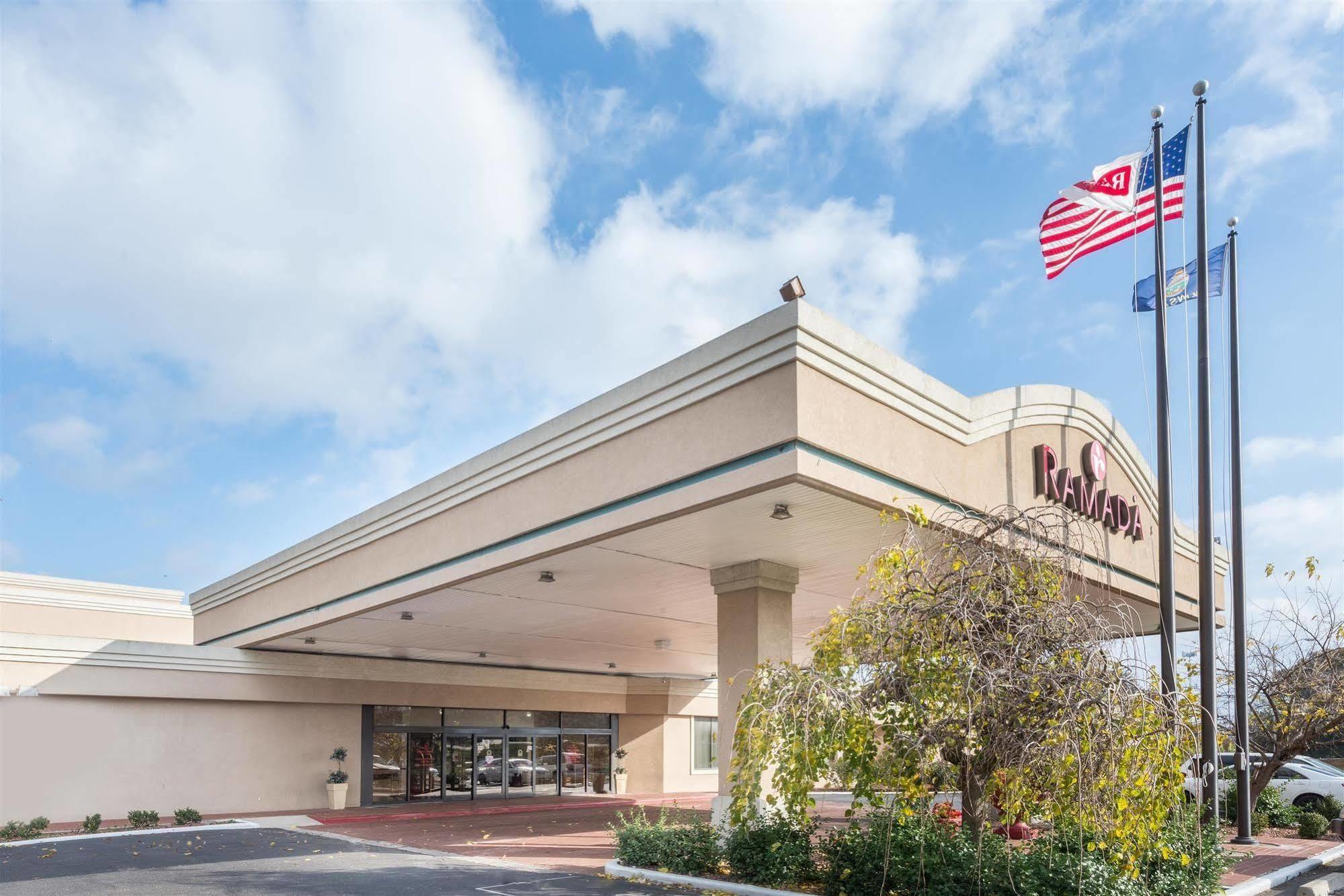 Ramada Overland Park Mission エクステリア 写真