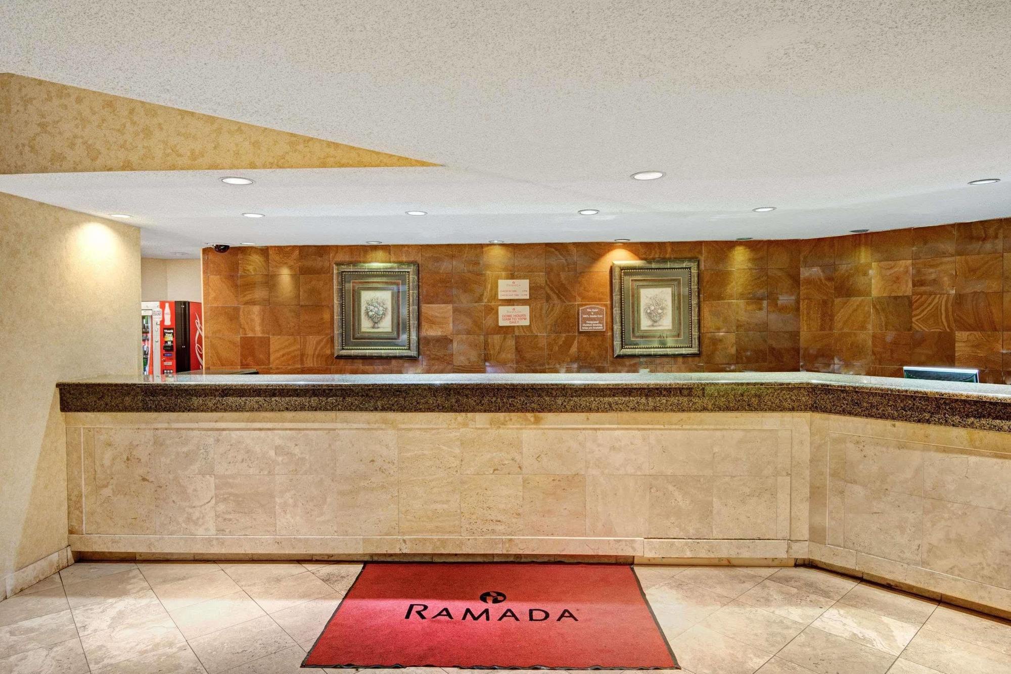 Ramada Overland Park Mission エクステリア 写真