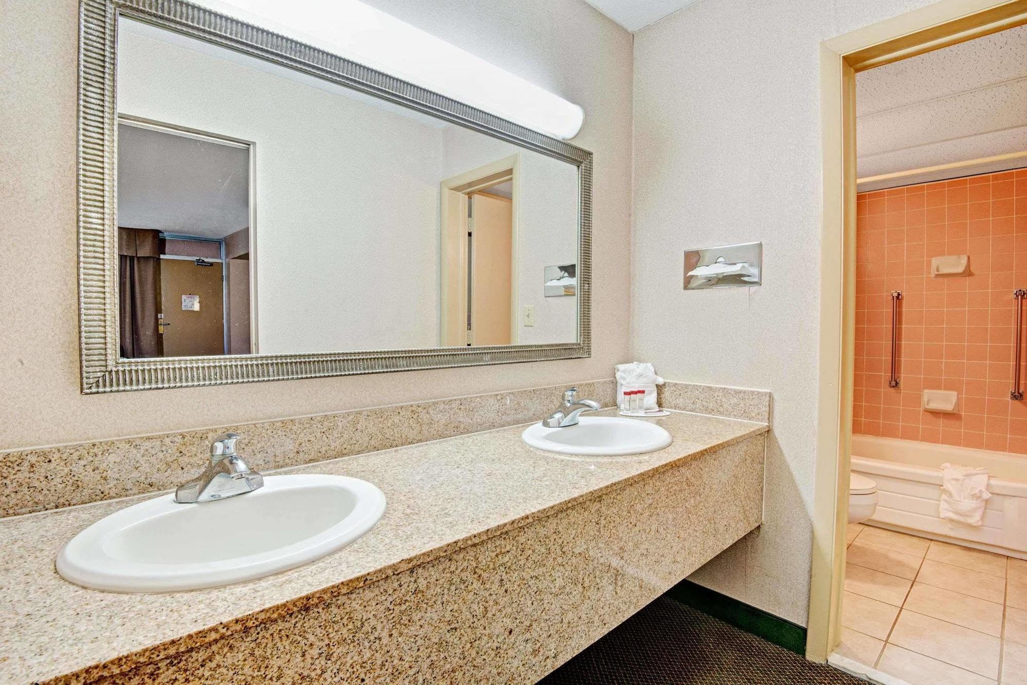 Ramada Overland Park Mission エクステリア 写真