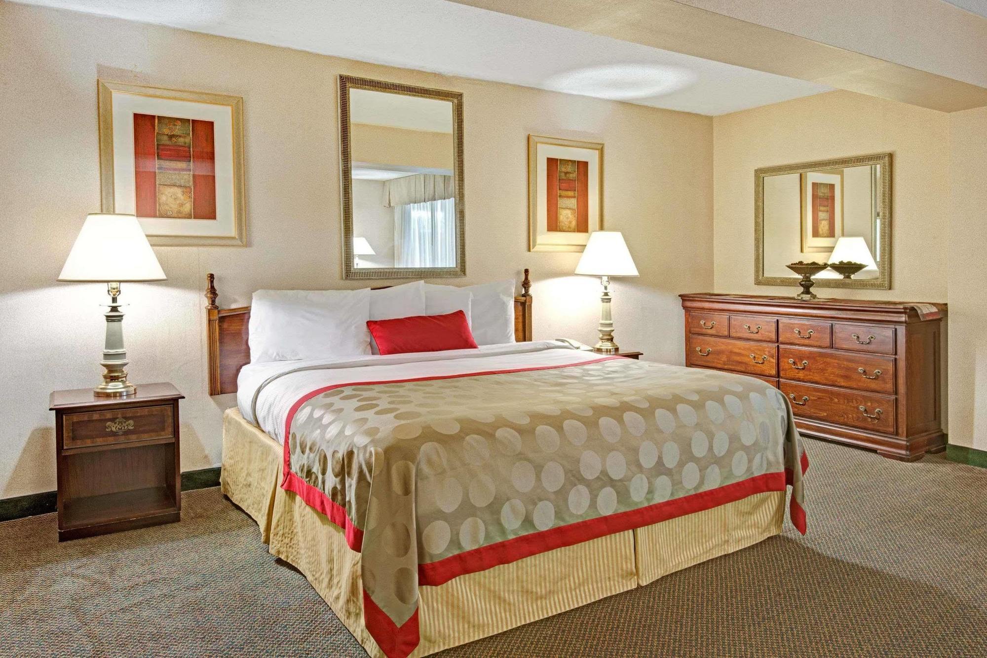 Ramada Overland Park Mission エクステリア 写真