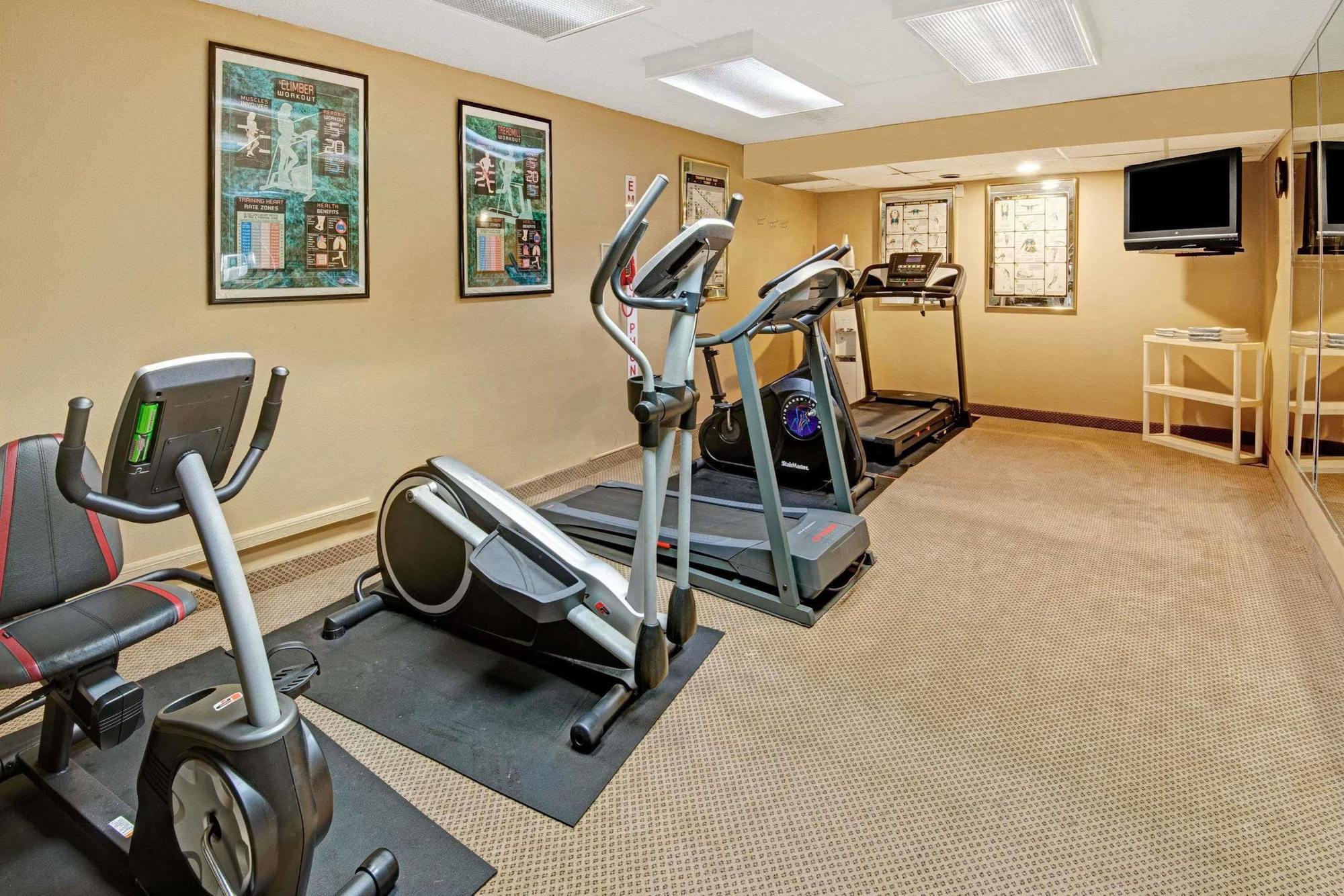 Ramada Overland Park Mission エクステリア 写真